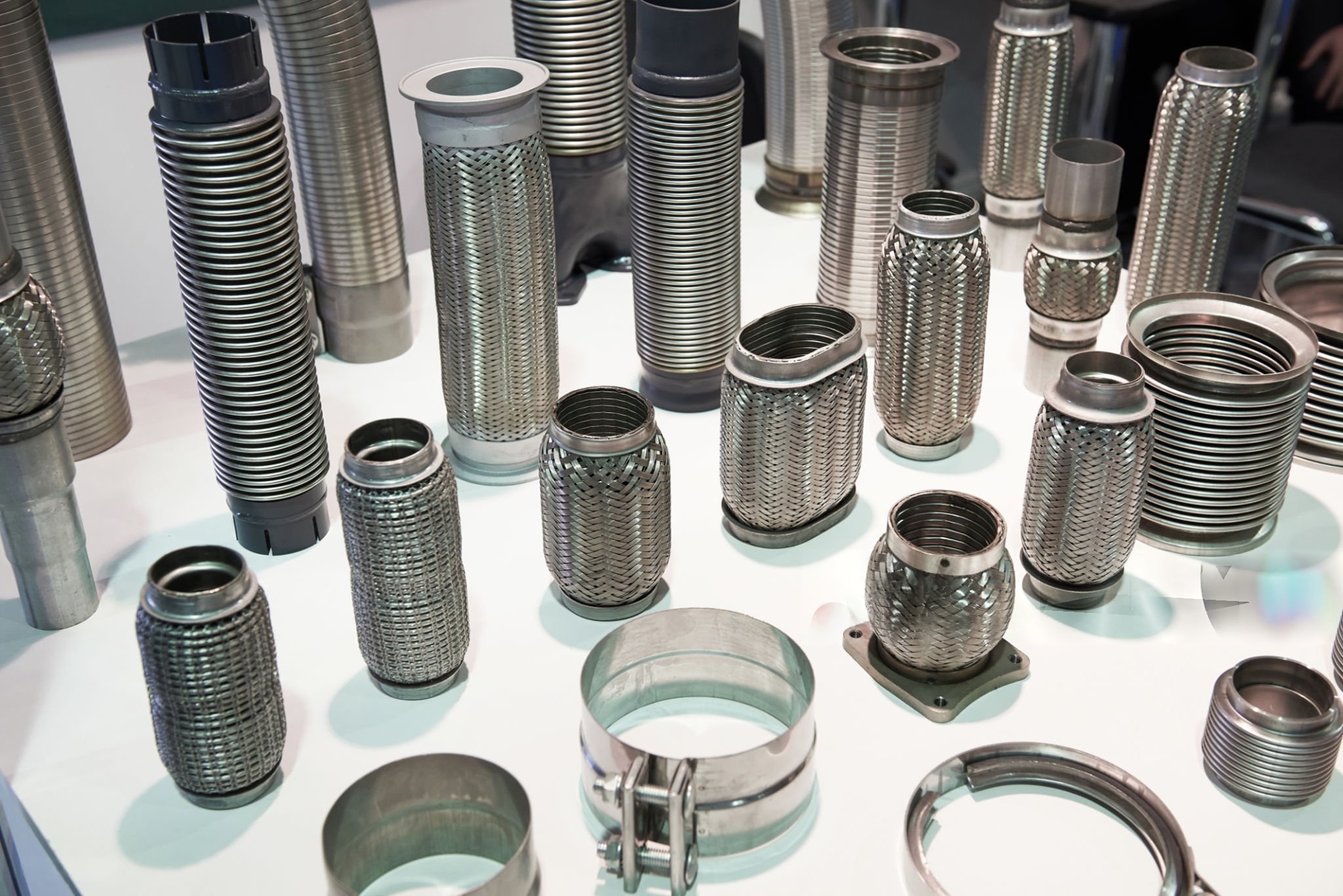 Различные гибкие выхлопные трубы, сильфоны выхлопной системы и соответствующие компоненты выхлопной системы.