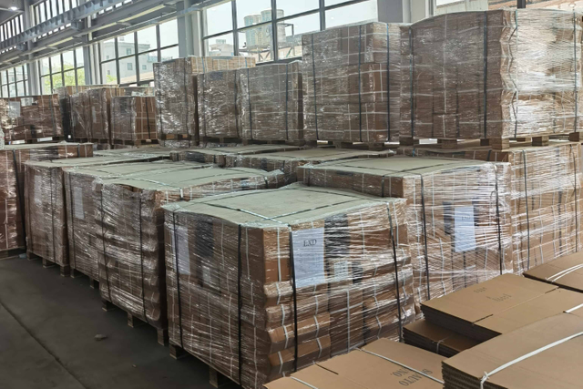 Организованное складское хранилище для готовых продуктов выхлопных систем готово к отправке